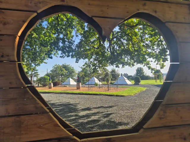 Arche fleurie en cœur dressée dans le parc du Domaine Le Grand Chêne pour une cérémonie laïque
