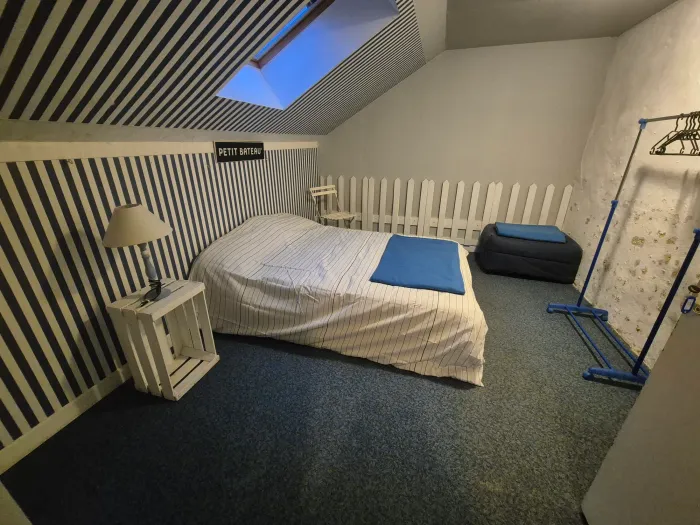 Une chambre lumineuse aux touches de jaune et bleu