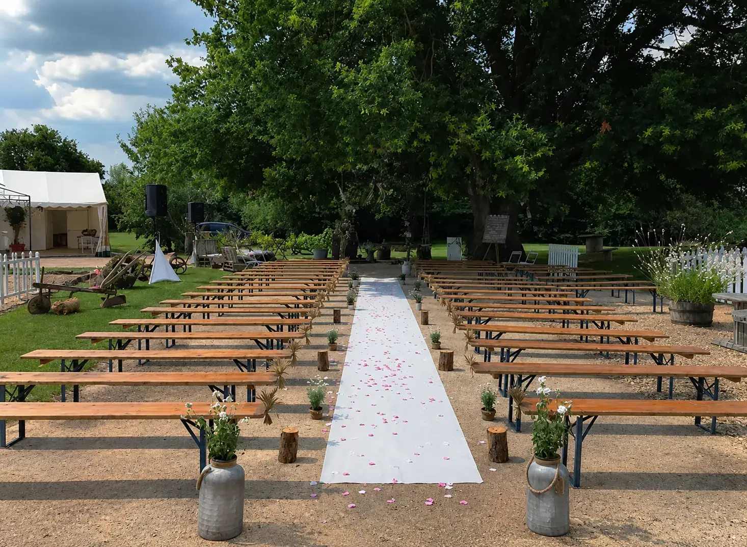 Le parc du Domaine Le Grand Chêne préparé pour une cérémonie de mariage en Sarthe