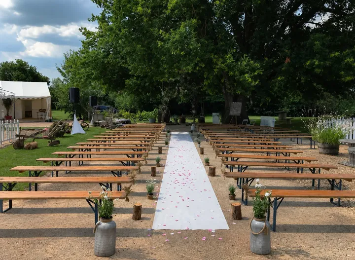 Le parc du Domaine Le Grand Chêne préparé pour une cérémonie de mariage en Sarthe