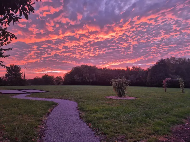 Le parc du domaine au coucher du soleil, en Sarthe