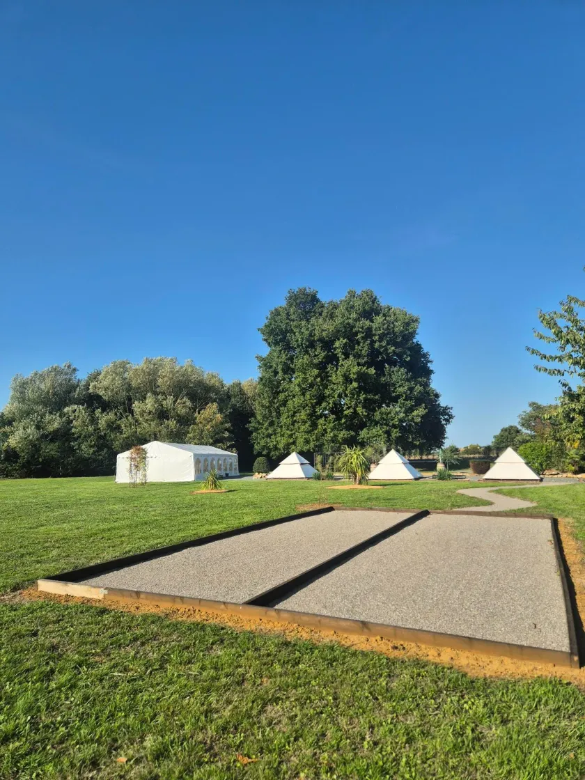 Le parc, la pétanque & les tentes