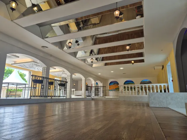 Salle de bal au parquet du Domaine Le Grand Chêne, préparée pour une fête de famille en Sarthe