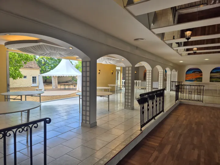 Salle du Domaine Le Grand Chêne ouverte sur le parc, configurée pour un séminaire