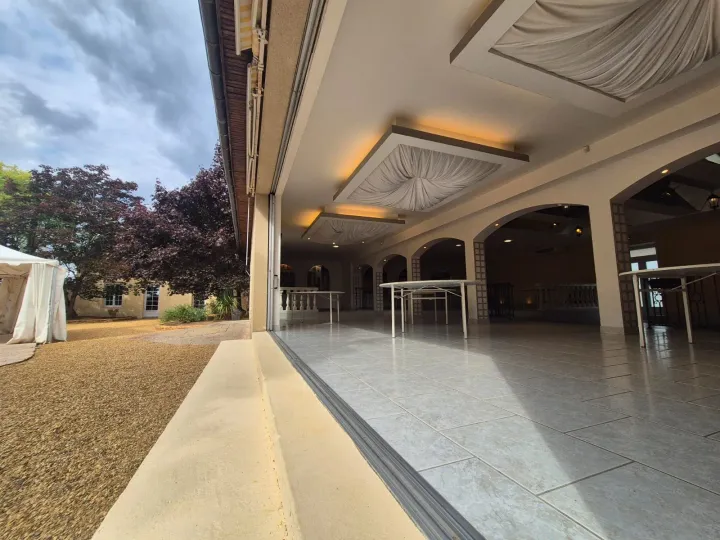 Terrasse et grande baie vitrée du Domaine Le Grand Chêne, cadre d'un séminaire d'entreprise en Sarthe